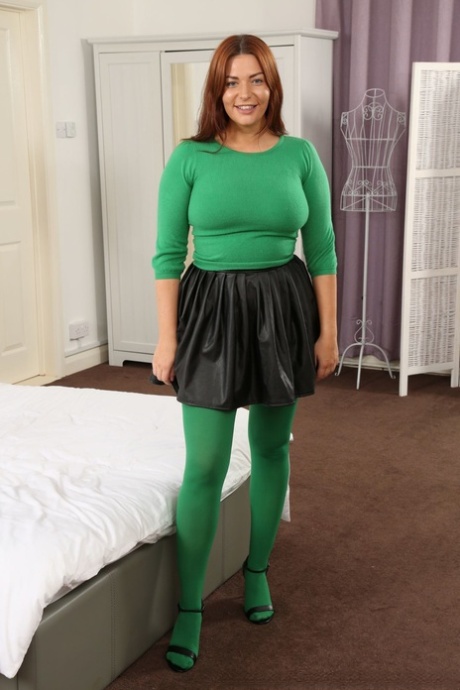Stephanie W, la belle aux seins nus, pose en bas nylon vert