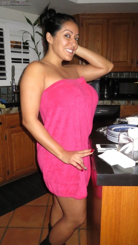 Kurvet latina Kiara Mia frigør sine megastore bryster og viser sin massive boble-røv frem