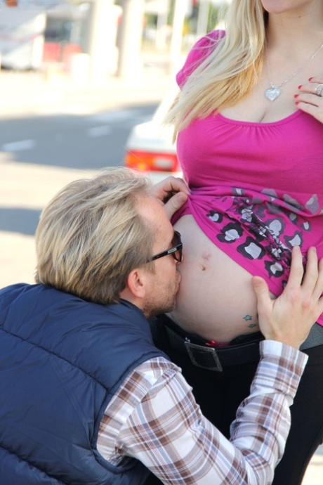 Gravid blondine med store bryster, Haley Cummings, bliver voldtaget af Ryan Madison