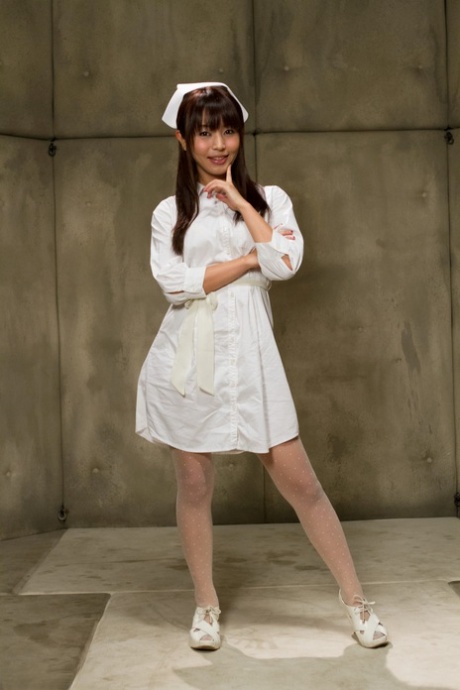 亚洲辣妹护士玛丽卡-哈斯（Marica Hase）参与粗暴的捆绑性游戏