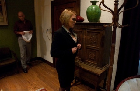 Skallet ektemann binder opp bootylicious blonde Krissy Lynn for å knulle henne i rumpa