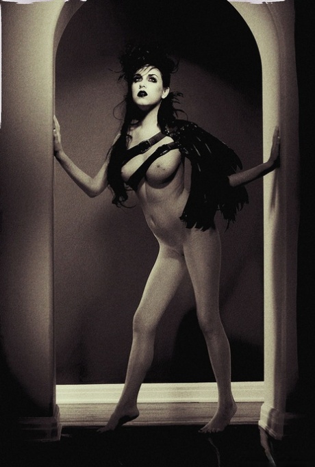 Goth-modellen Heather Joy går barfodet under sort-hvid fotografering