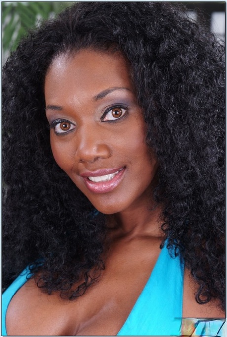 Prachtige ebony vrouw Nyomi Banxxx biedt haar strakke zwarte kontje aan voor hete anaal
