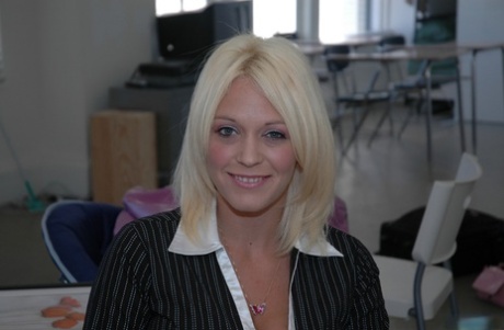 Blonda läraren Charlee Chase klär av sig på jobbet för att visa sina stora bröst