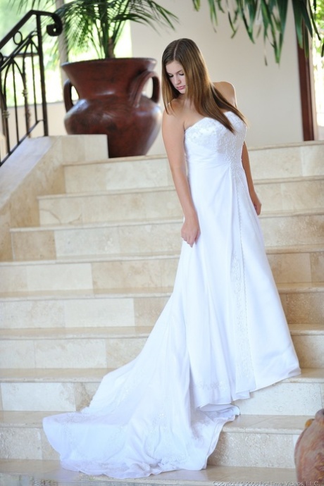Danielle, une amatrice glamour et plantureuse, modèle une robe de mariée à l