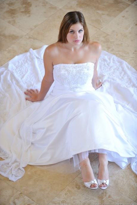 Storbarmet glamourøs amatør Danielle modellerer brudekjole indendørs og ved poolen