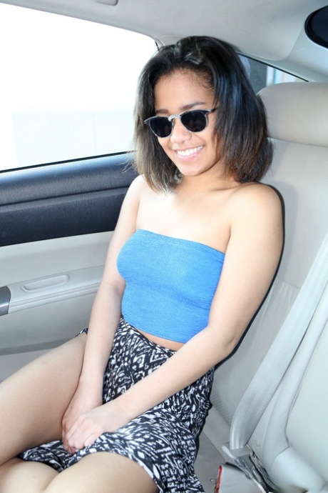 La adorable y follable Loni Legend hace una mamada POV en el coche