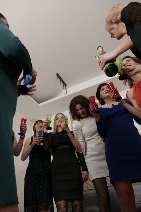 九位饥渴的欧洲女性在疯狂性爱派对中共享一根大鸡巴