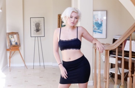 Den sensuella blondinen Jenna Ivory lyfter sin bubbliga rumpa högt i doggystyle POV-sex