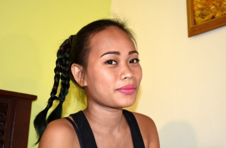 Drobna Filipinka po raz pierwszy pokazuje swoją bezwłosą cipkę