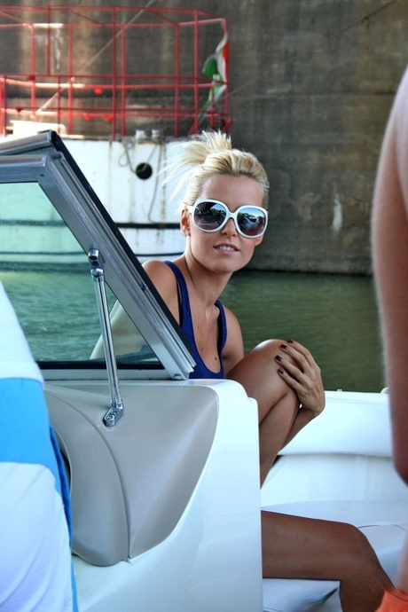 Prachtige blonde lesbische meiden likken en plagen elkaars kut op de boot