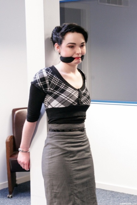 A submissa Lilly, de cabelo curto, a ser amarrada no escritório