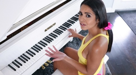 Sexy student hudby platí za lekce s klavírem handjob & venkovní doggystyle