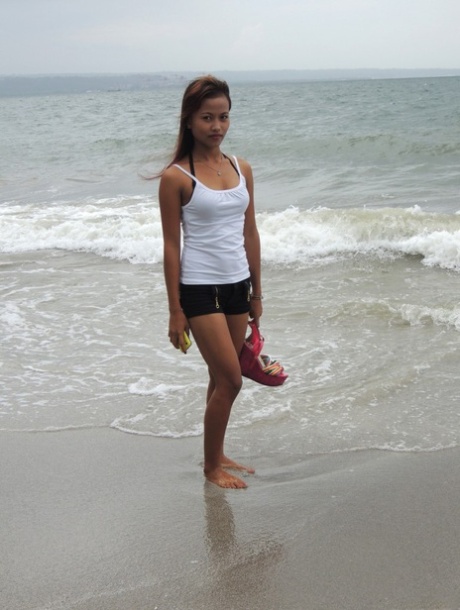 Ebenová Filipínka Mikaella odhaluje své štíhlé nahé tělo a dostává jizvu
