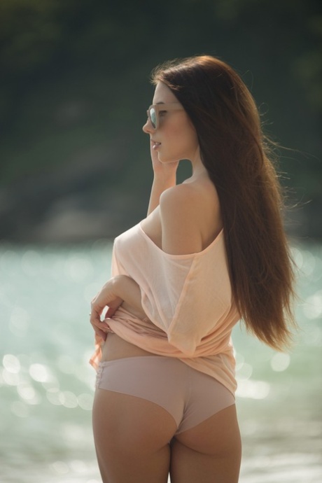Vollbusiges Model Niemira zeigt ihre sexy Nippel, als sie im Meer nass wird