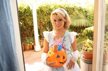 Lusty MILF nebenan Ashley Sweet kommt mit Dildo Halloween Leckereien