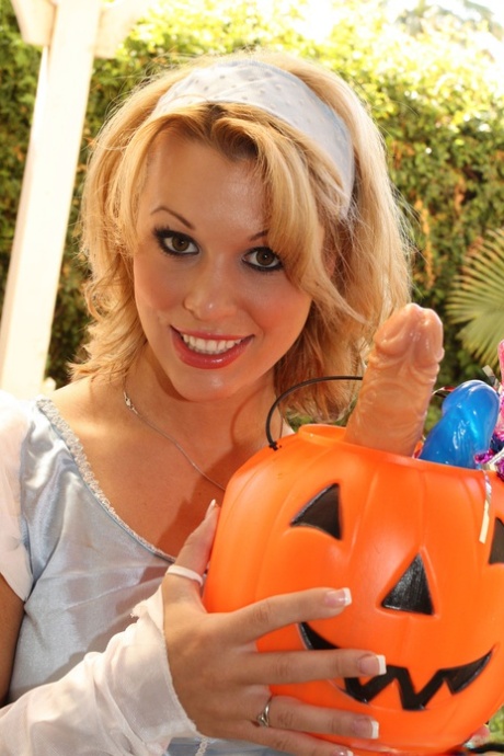 Den kåte naboen Ashley Sweet kommer på besøk med dildo-godterier til halloween