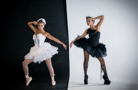 Deilige ballerinaene Leanna Decker og Rebecca Carter viser frem sine store pupper og kurver.