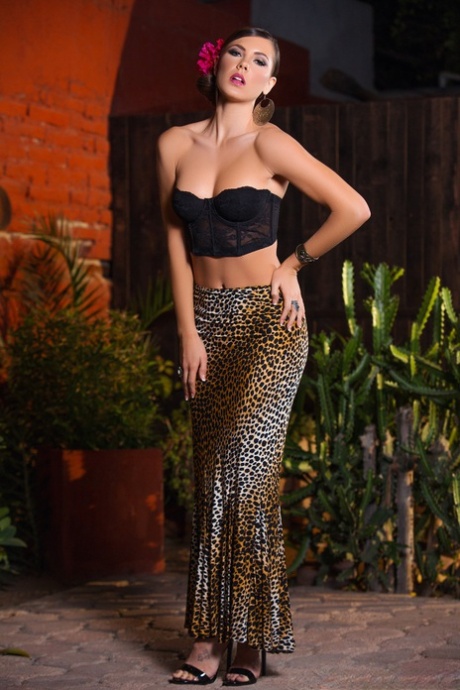 Sexiga mexikanska brunetten Gia Ramey-Gay döljer sina kurvor när hon strippar utomhus