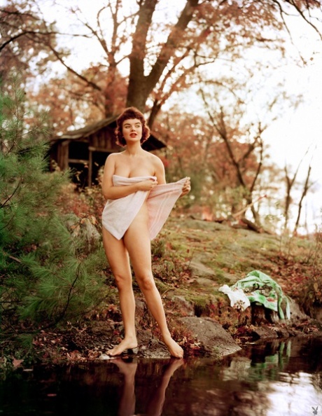Милая ретро-модель Захра Норбо обнажила свои натуральные сиськи в озере