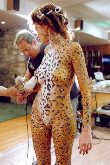 Невероятные модели Playboy, рисующие на теле, выглядят так сексуально, демонстрируя свои изгибы