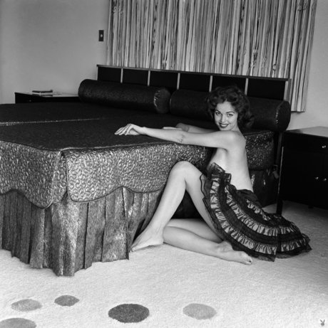 Sessão fotográfica a preto e branco com a playmate sexy da Playboy Myrna Weber