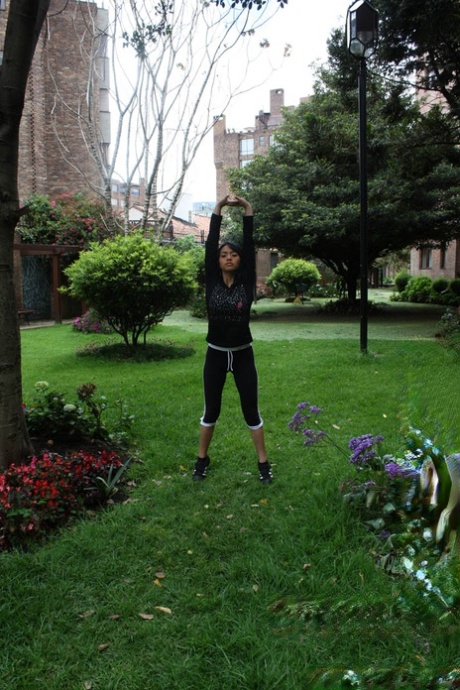 Den sporty, lille amatøren Maria Jose jobber med den lille kroppen sin påkledd i hagen.