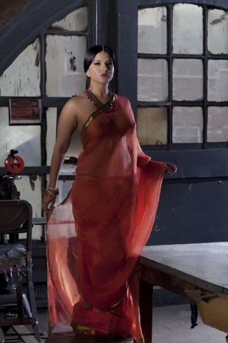 丰满的独身女孩Sunny Leone穿着透明的印度服装做独身模特