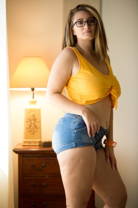 Britt James, uma adolescente rechonchuda e com mamas grandes, de óculos, faz um striptease e dá uma cabeçada