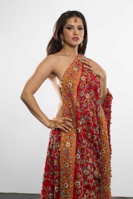 Indisch schatje met grote neptieten Sunny Leone plaagt met sexy poseren
