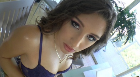 Abella Danger, star brune du porno aux Etats-Unis, se tape un mec pervers avec un strap-on.