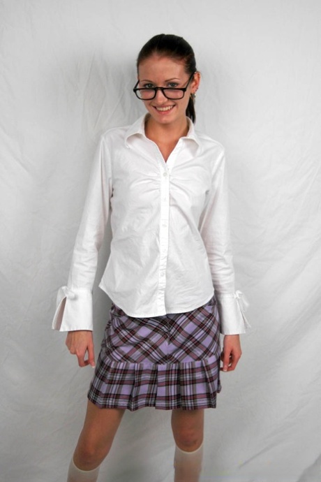 Hailey Young, nerd local, mostra as suas cuecas brancas enquanto posa de uniforme