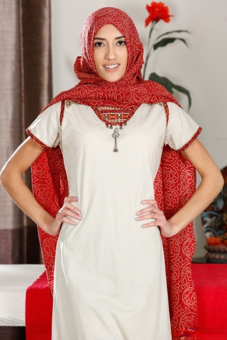 Hijab dragende pop die naakt wordt en haar hete kont en tieten in solo onthult