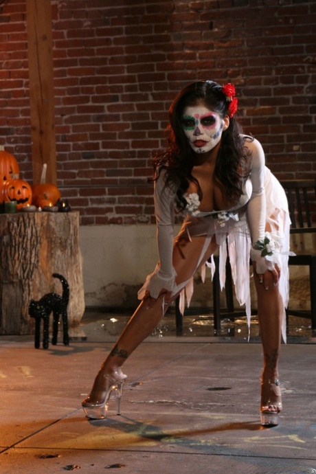 Alexis Amore laat prachtige grote tieten zien in solo-actie op een Halloween-feestje