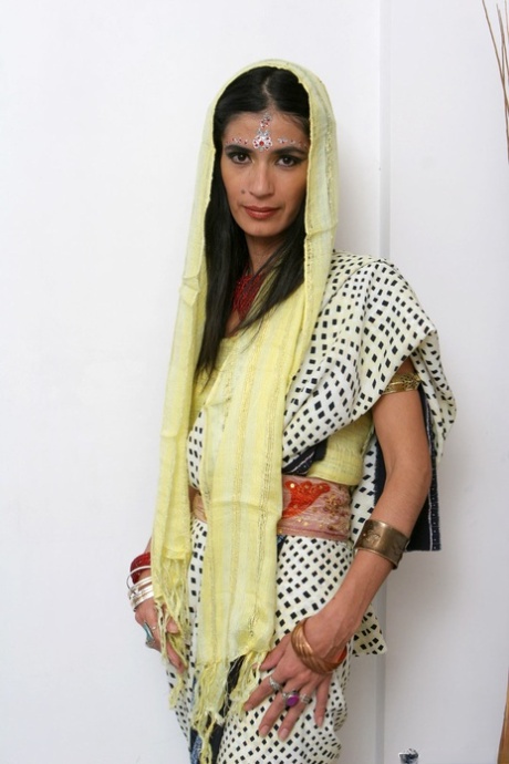 ホットなインド人女性タマラ、ついにケツの穴に挿入させ、顔に精液をかける