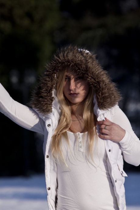 Белокурая цыпочка Каролина Фокс позирует обнаженной на снегу, раздвинув ноги