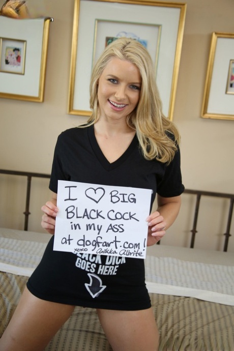 Blonde amerikanische Frau Anikka Albrite breitet sich für einen großen schwarzen Schwanz in ihrem Arsch aus