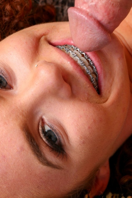 Kędzierzawa nastolatka Eli Luxx dostaje aparat ortodontyczny z wytryskiem po seksie na kanapie