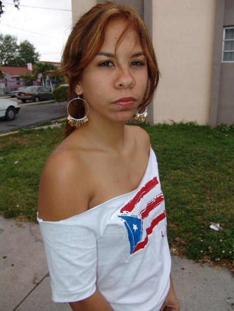 Roodharig Latina schatje Melissa pronkt met haar zoete bolle kont in slipje