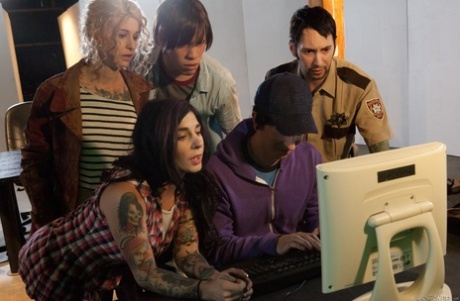 Estrellas porno tatuadas crean una escena de Walking Dead hecha como parodia XXX