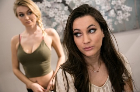 Mädchen auf Mädchen Massage mit Georgia Jones & Natalia Starr führt zu Pussy essen
