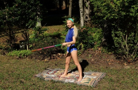 A pequena e flexível adolescente Kenzie Reeves a fazer ioga e a masturbar-se ao ar livre