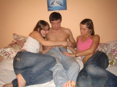 18-letnie dziewczyny leżą na plecach po intensywnym 3some fuck