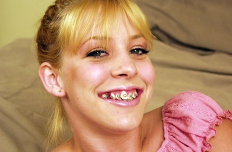 Adolescente de 18+ com aparelho nos dentes despe-se antes de chupar uma pila grande de joelhos