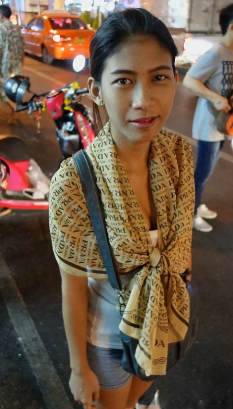 泰国本地美女杰伊在酒店裸体展示毛茸茸的阴户