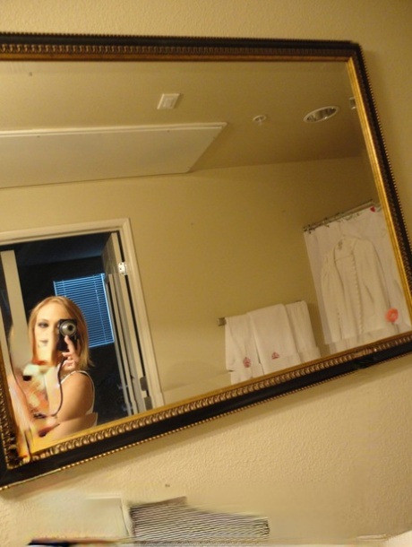 Blondýnka s velkými prsy Alexia Rae si dělá selfie, kouří dong a nechává se šukat
