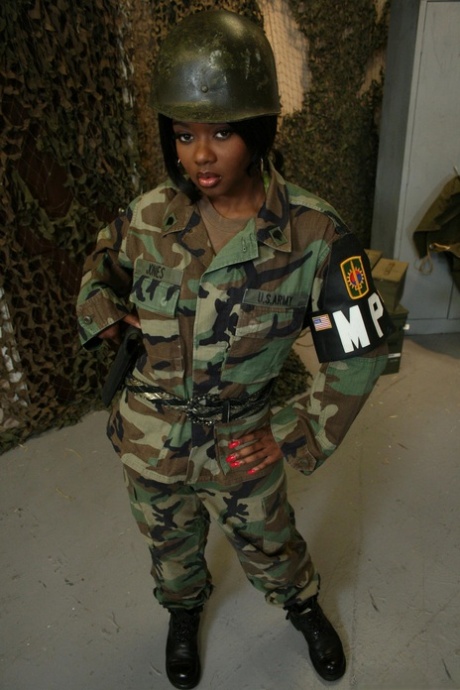 La poupée militaire Ebony Baby Cakes huile ses gros seins naturels et ses fesses rondes.