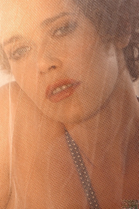 Le mannequin mature Sylvia Kristel montre ses seins naturels et ses tétons durs.