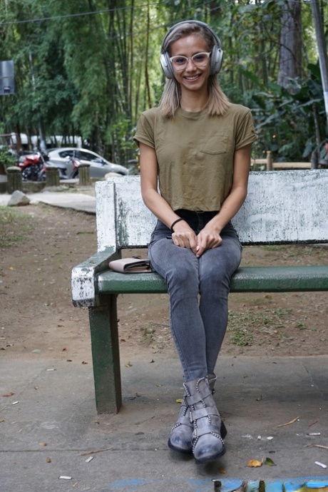 维罗妮卡-莱尔（Veronica Leal）身穿绿色衬衫和紧身牛仔裤，在兜帽上摆出各种姿势