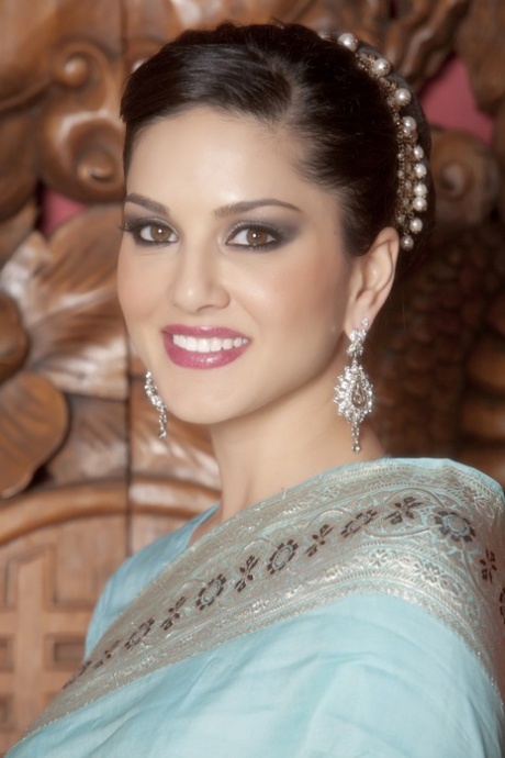 Stilfuld MILF Sunny Leone tager sin Bollywood-kjole af og blotter store bryster